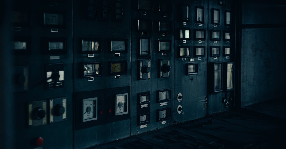 工厂 KPI 看板怎么做：OT/IT 数据可视化设计与预警规则清单